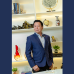 O contorno facial ganha destaque quando a lipoescultura é a melhor escolha para definir mandíbula e papada, observa Milton Seigi Hayashi.