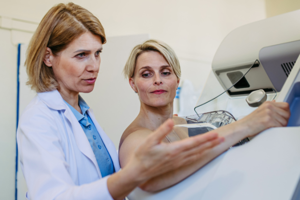 Os principais fatores de risco para o câncer de mama são explicados por Vinicius Tadeu Sattin Rodrigues de forma clara, reforçando a importância da informação na prevenção.